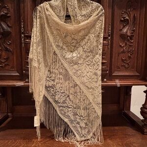 ELEGANT GOLD VINTAGE- METALLIC LACE WRAP
